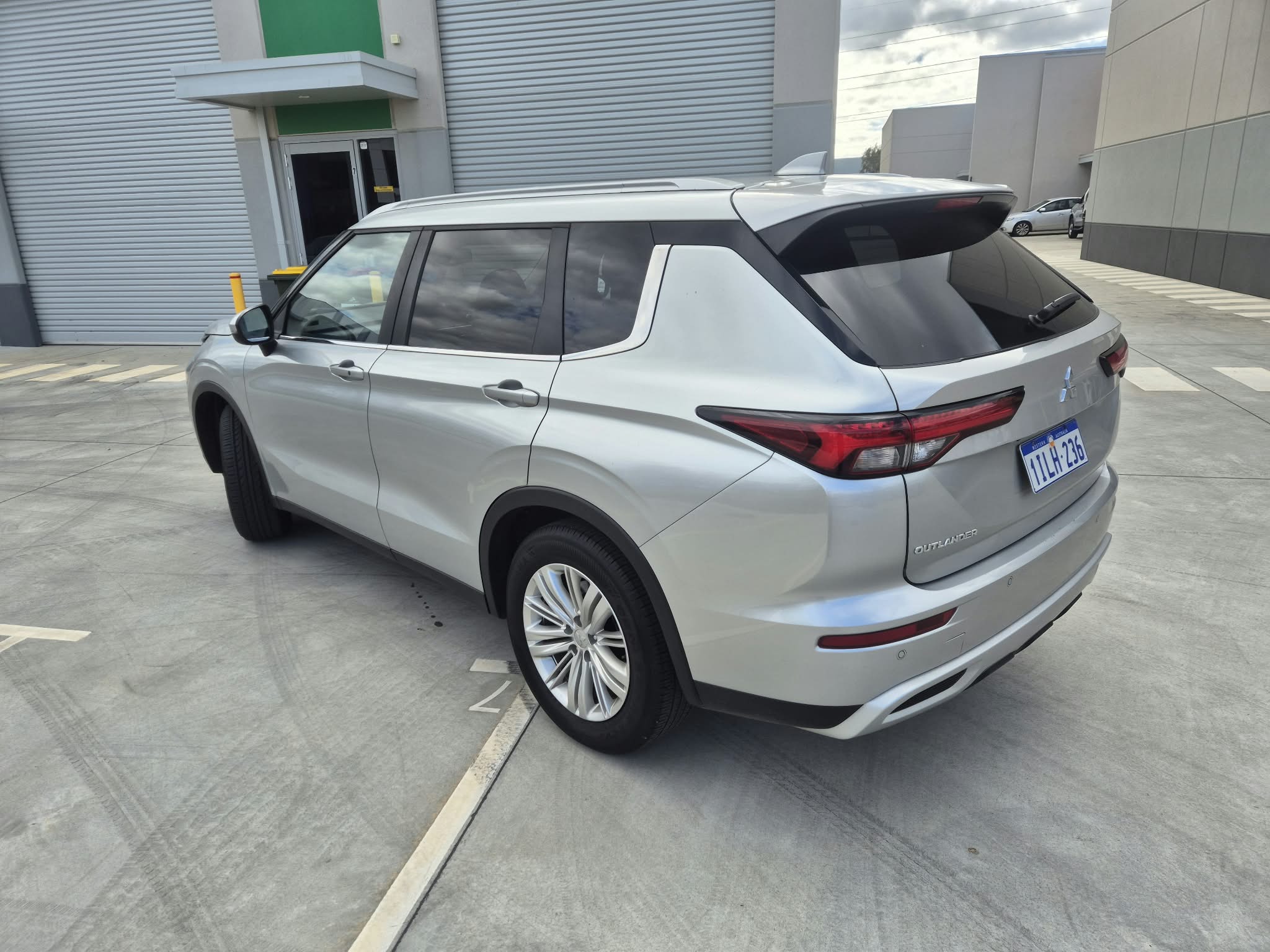 2023 Mitsubishi Outlander in silver — photo 2 of 4