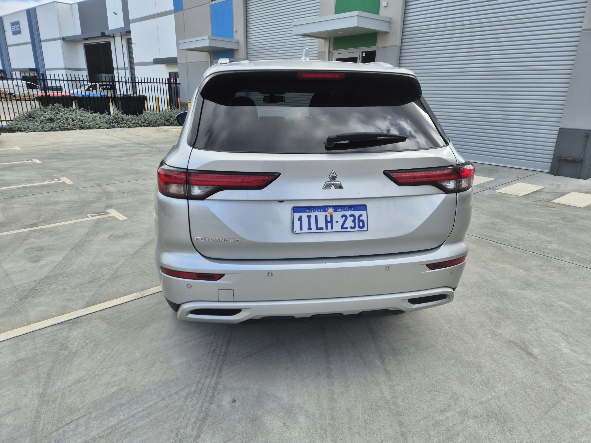 2023 Mitsubishi Outlander in silver — photo 3 of 4
