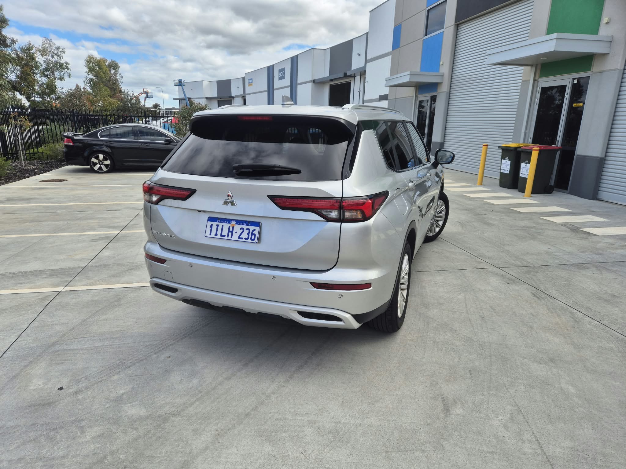 2023 Mitsubishi Outlander in silver — photo 4 of 4