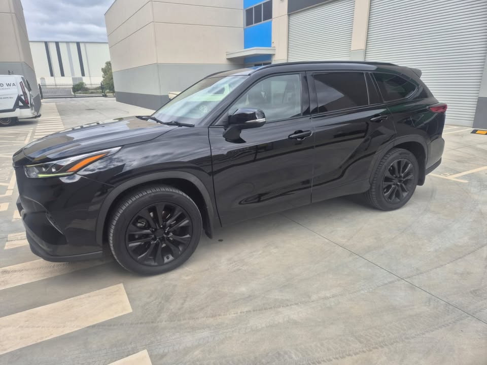 2022 Toyota Kluger Grande Hybrid in black — photo 2 of 5