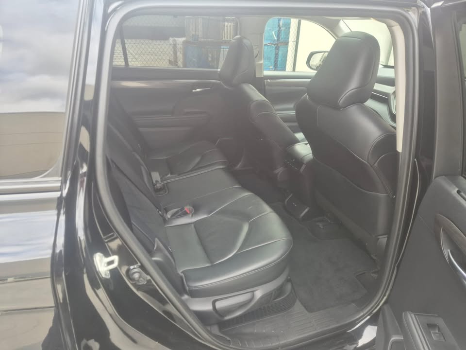 2022 Toyota Kluger Grande Hybrid in black — photo 3 of 5