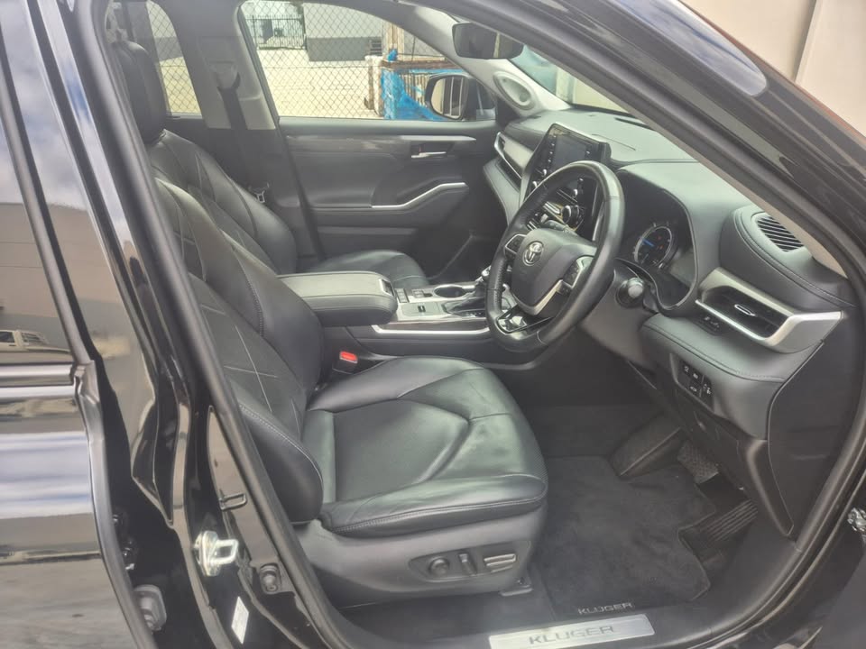 2022 Toyota Kluger Grande Hybrid in black — photo 4 of 5