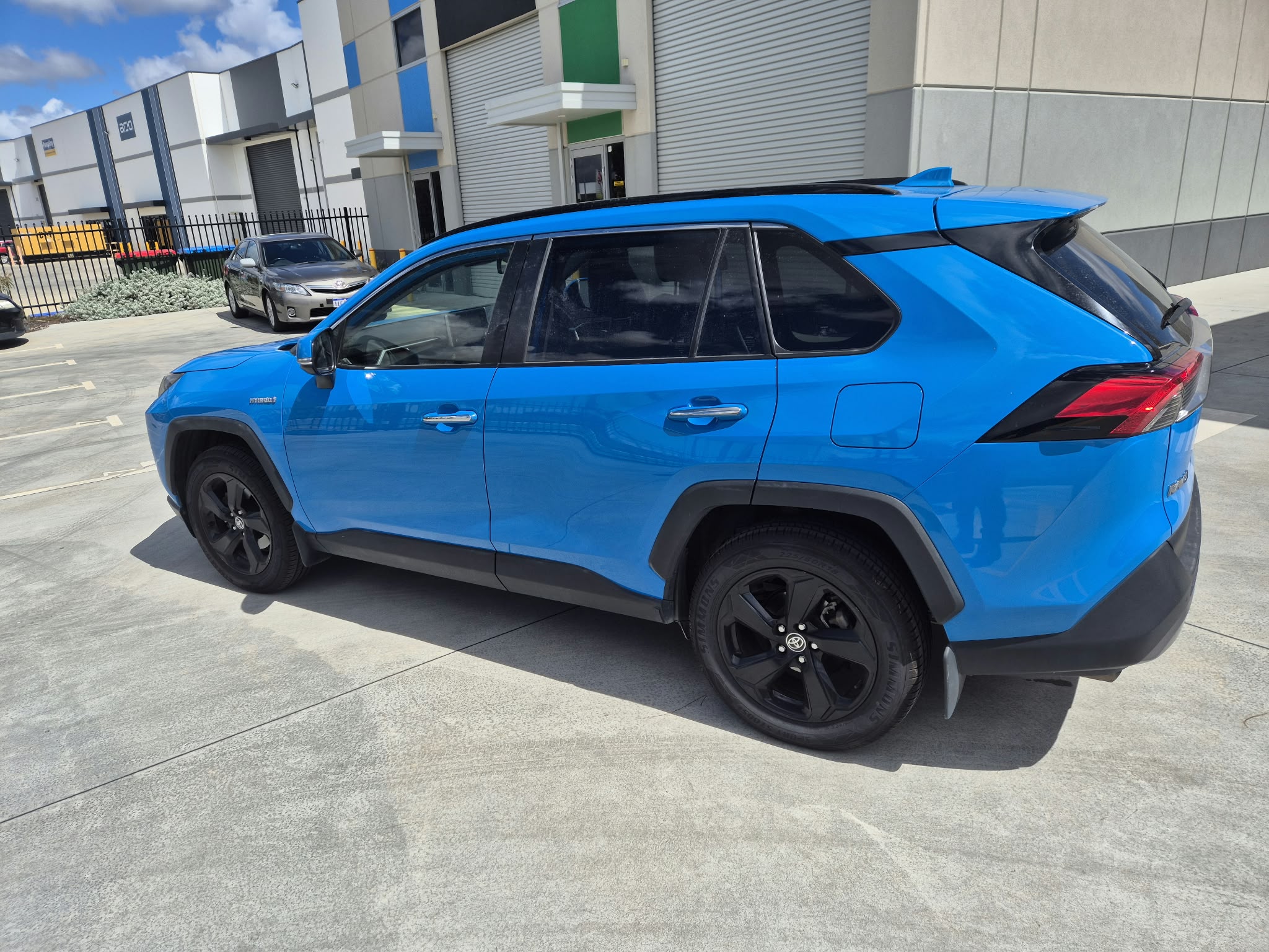 2022 Toyota Kluger Grande Hybrid in black — photo 2 of 5