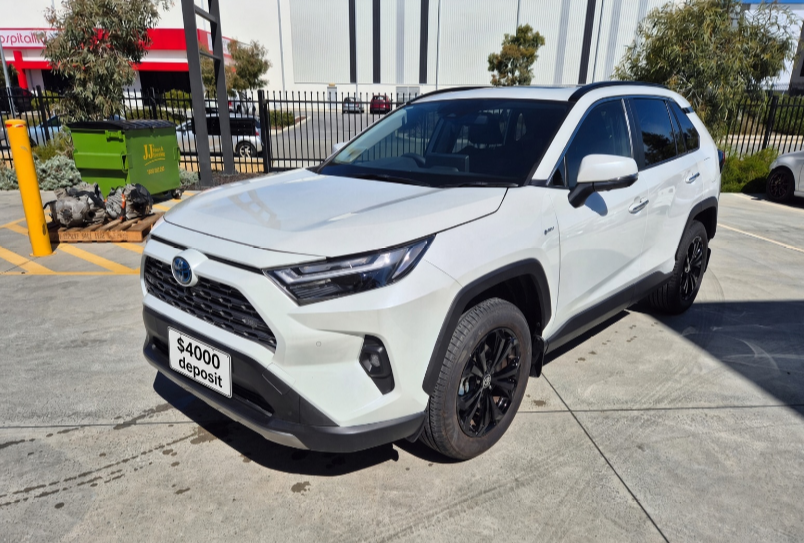 2022 Toyota Kluger Grande Hybrid in black — photo 2 of 8