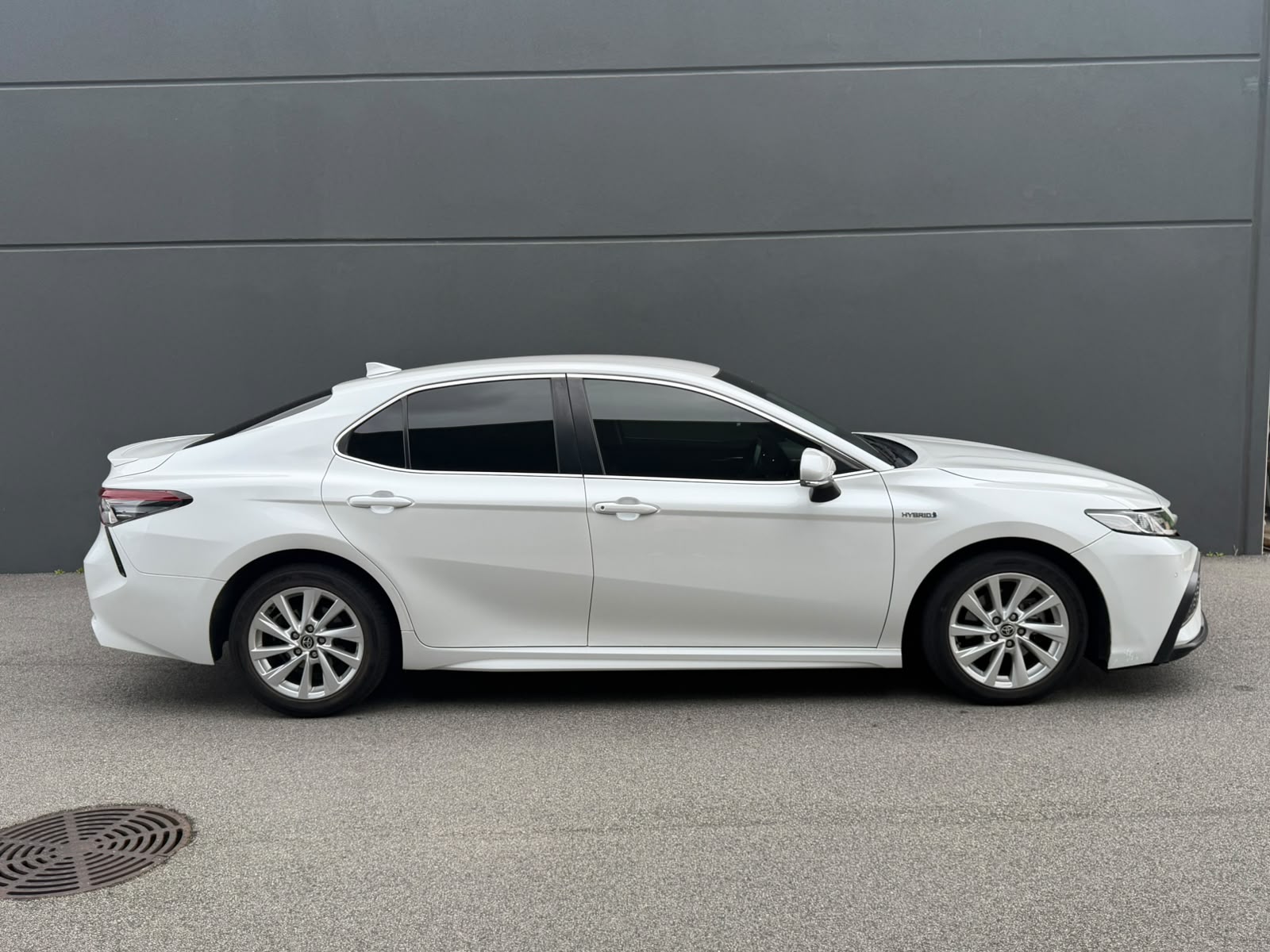 2023 Toyota Camry Hybrid Sport in white — photo 3 of 6