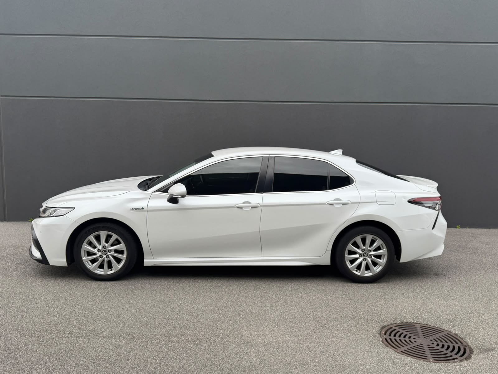 2023 Toyota Camry Hybrid Sport in white — photo 4 of 6